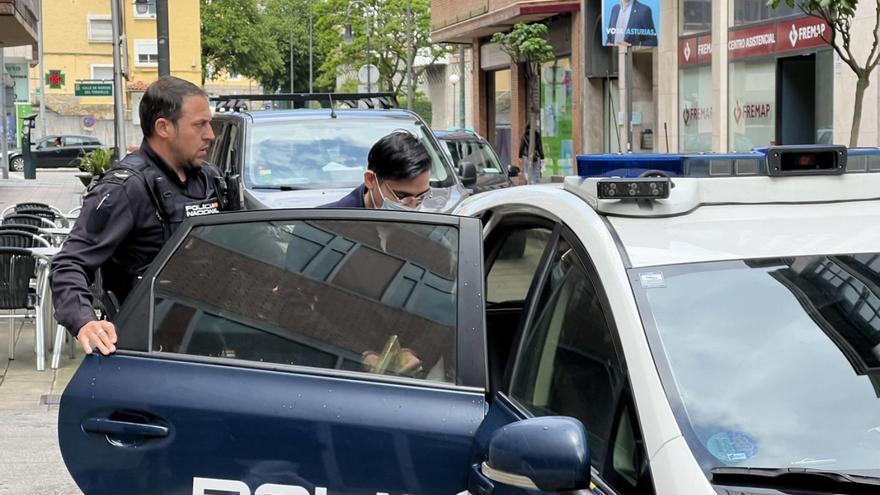 E. A. S. P., con mascarilla, entra en el coche policial, camino de Tabladiello. | Luis Vega