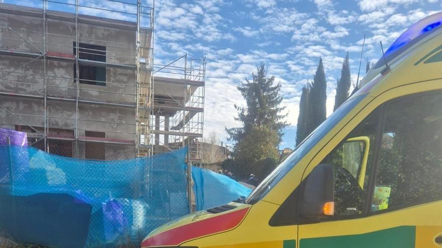 Muere un trabajador tras caer desde una altura de ocho metros en una ...