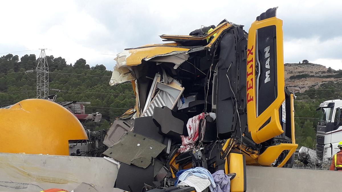 Un camión cisterna choca con la mediana y vuelca en la A-3