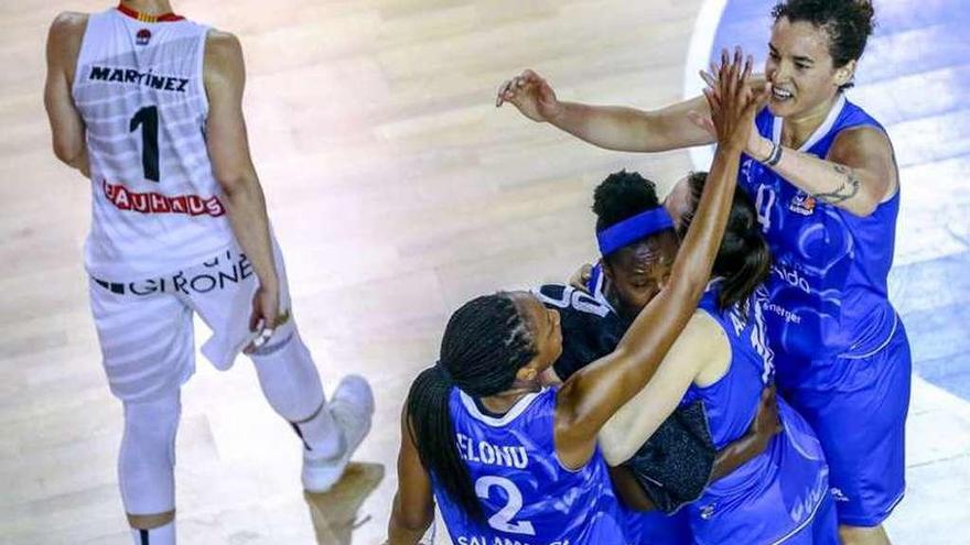 Las jugadoras de Avenida celebran el triunfo.