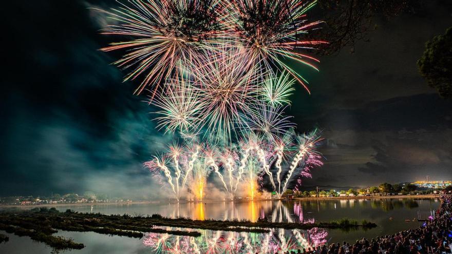 El castell de focs s'harmonitza amb la música dels escenaris