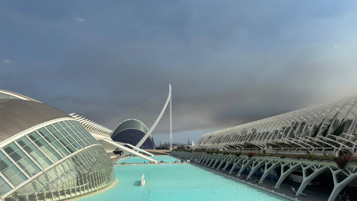 El humo se deja ver desde la Ciudad de las Artes y las Ciencias de València.