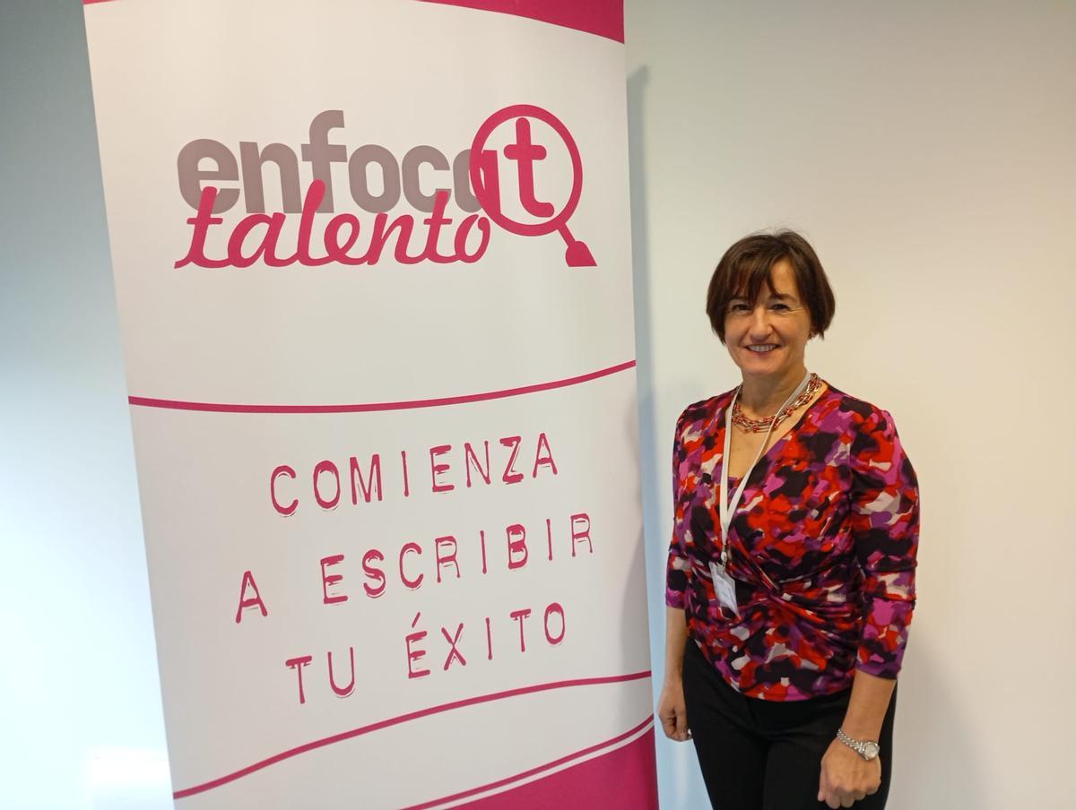 Esther García posa junto a un roller del programa Enfoca talento en el Centro Niemeyer.