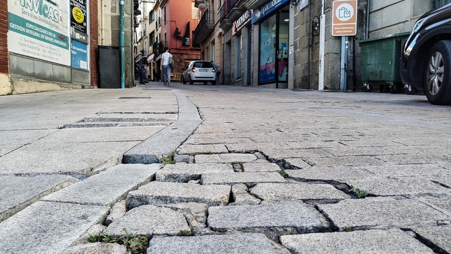 Un anciano sufre una fuerte caída en la calle Talavera de Plasencia