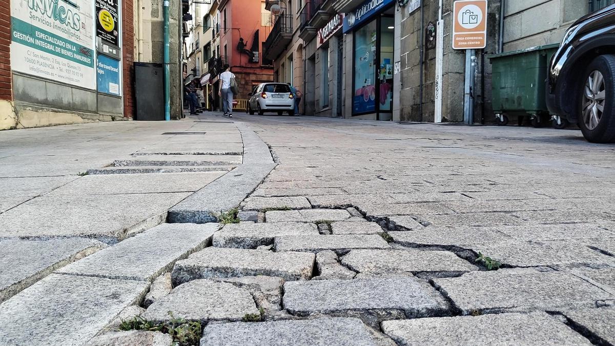 Un anciano sufre una fuerte caída en la calle Talavera de Plasencia.