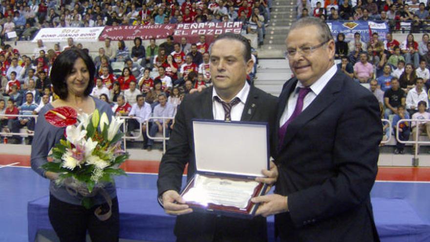 José Antonio Bolarín, presidente de ElPozo, el día que le entregó una placa homenaje a Pedreño