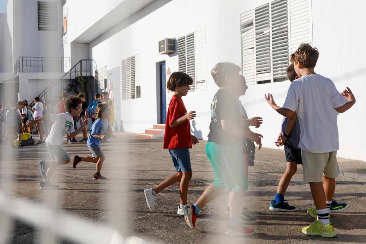 Imagen de archivo de niños jugando en un colegio de Ibiza.