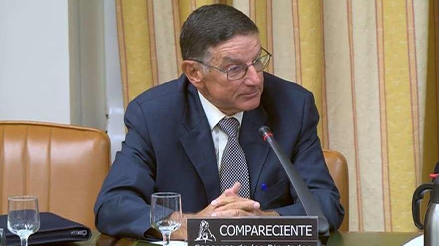 El expresidente de la Comisión de Investigación de Accidentes Ferroviarios, Vicente Rallo, ayer en el Congreso.