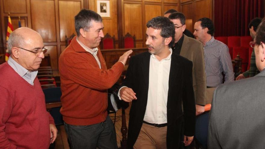 Rafa Climent saluda a Carbonell el día de la ruptura del tripartito de Alcoy