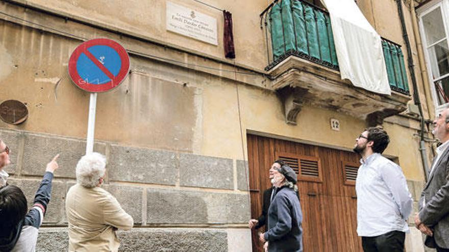 Momento en el que se descubre la placa conmemorativa en la calle Can Vallori.