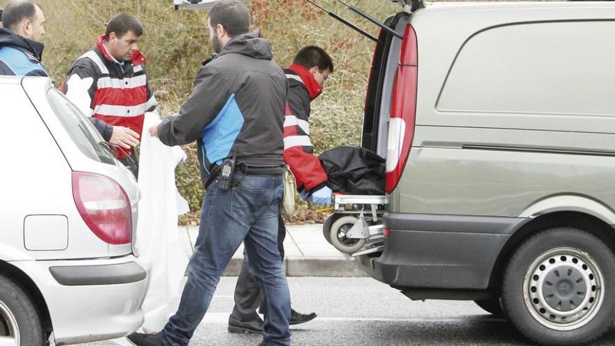 Un momento de la retirada, ayer, del cadáver.  // Sebas Senande