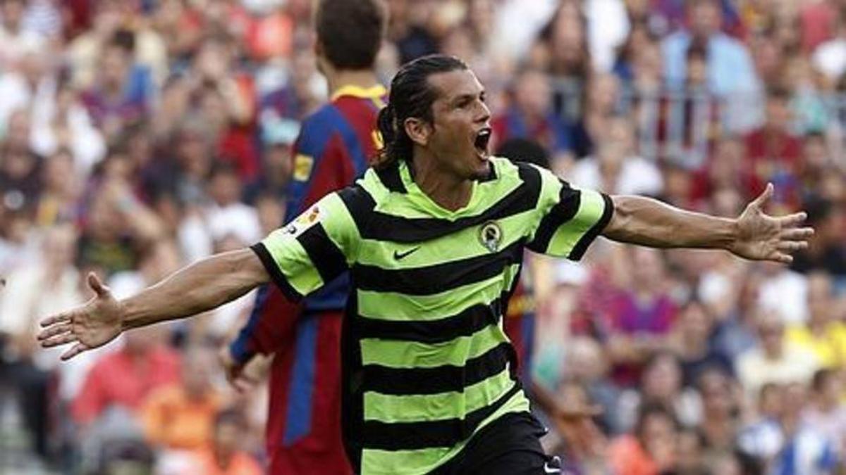 Nelson Valdez, tras marcar en el Camp Nou vistiendo la camiseta del Hércules.