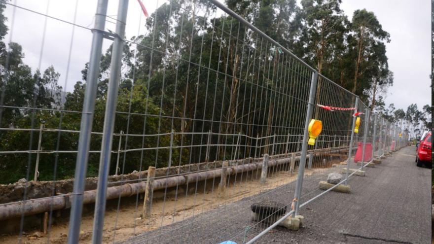 Los tramos en voladizo de la senda de Domaio obligan a cortar un carril de la PO-551