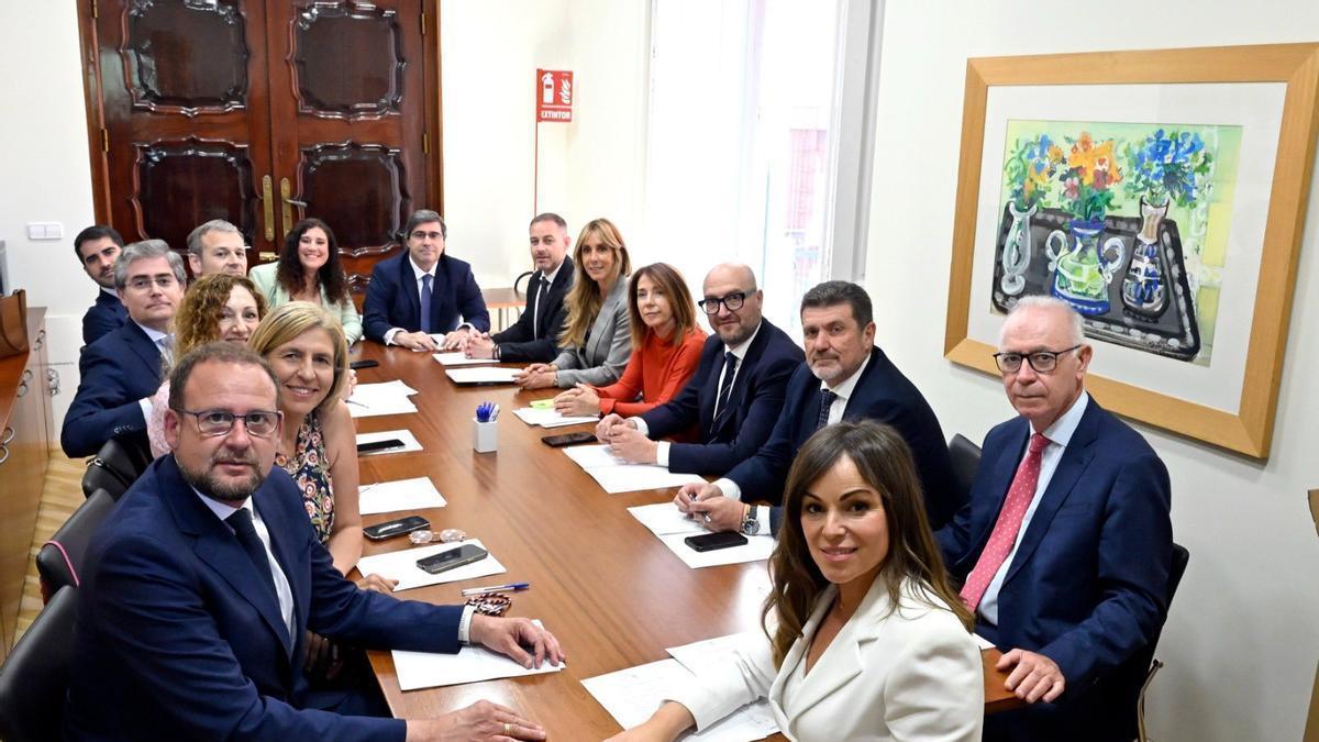 Rebeca Pérez, junto a los concejales del Ayuntamiento de Murcia, en la reunión tras el pleno de su toma de posesión como alcaldesa de Murcia