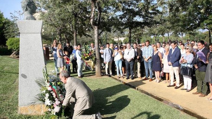 Momento en el que el alcalde deposita su ofrenda floral junto al busto en memoria de Martín Carpena.