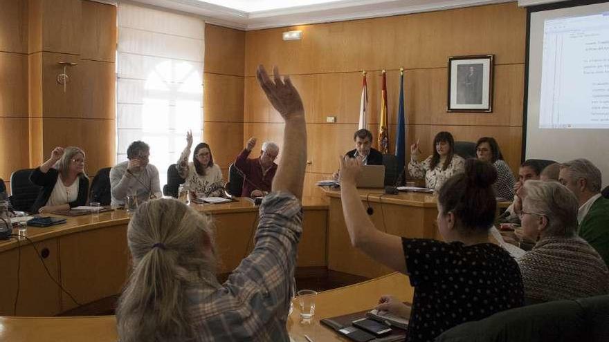 El momento de la votación, ayer en el Pleno.