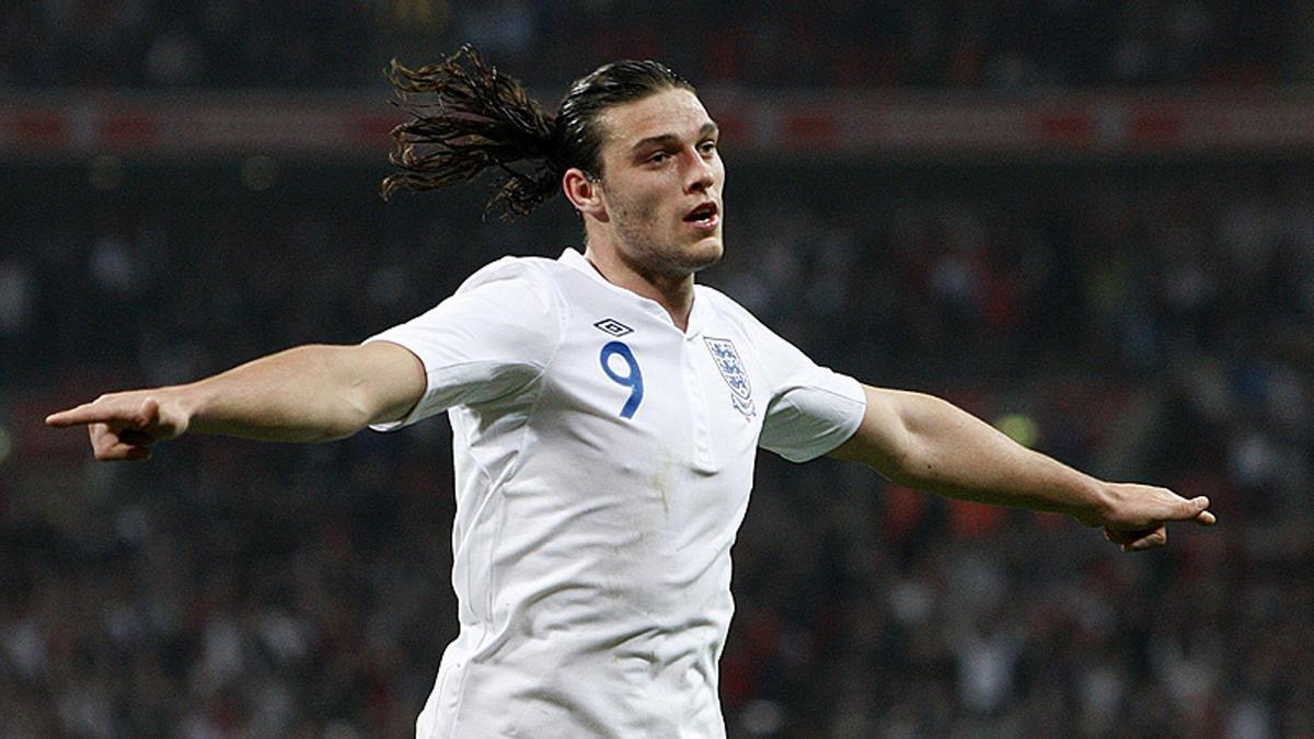 Andy Carroll celebra uno de sus dos goles con la selección inglesa.