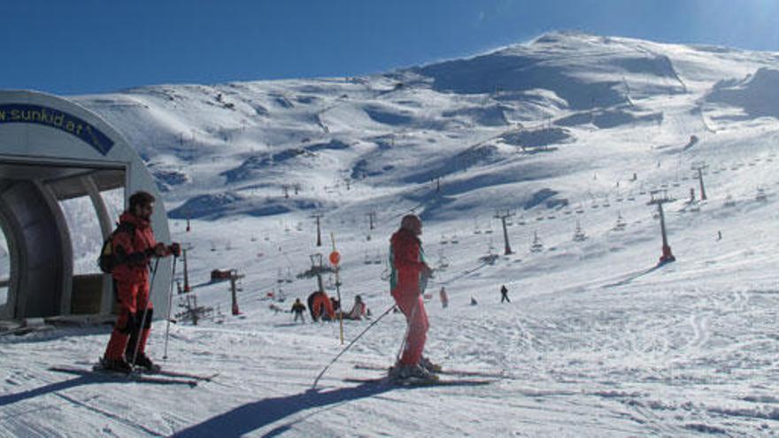 Varios aficionados al esquí practican en Sierra Nevada.