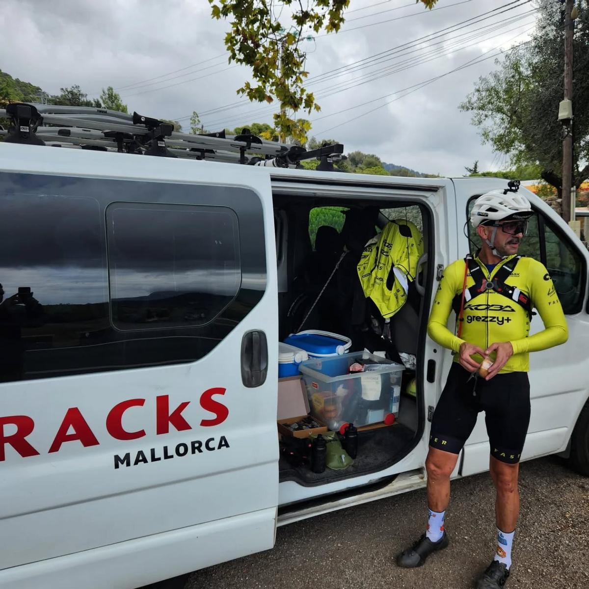 Esteban Chaves, en uno de los parones para el avituallamiento