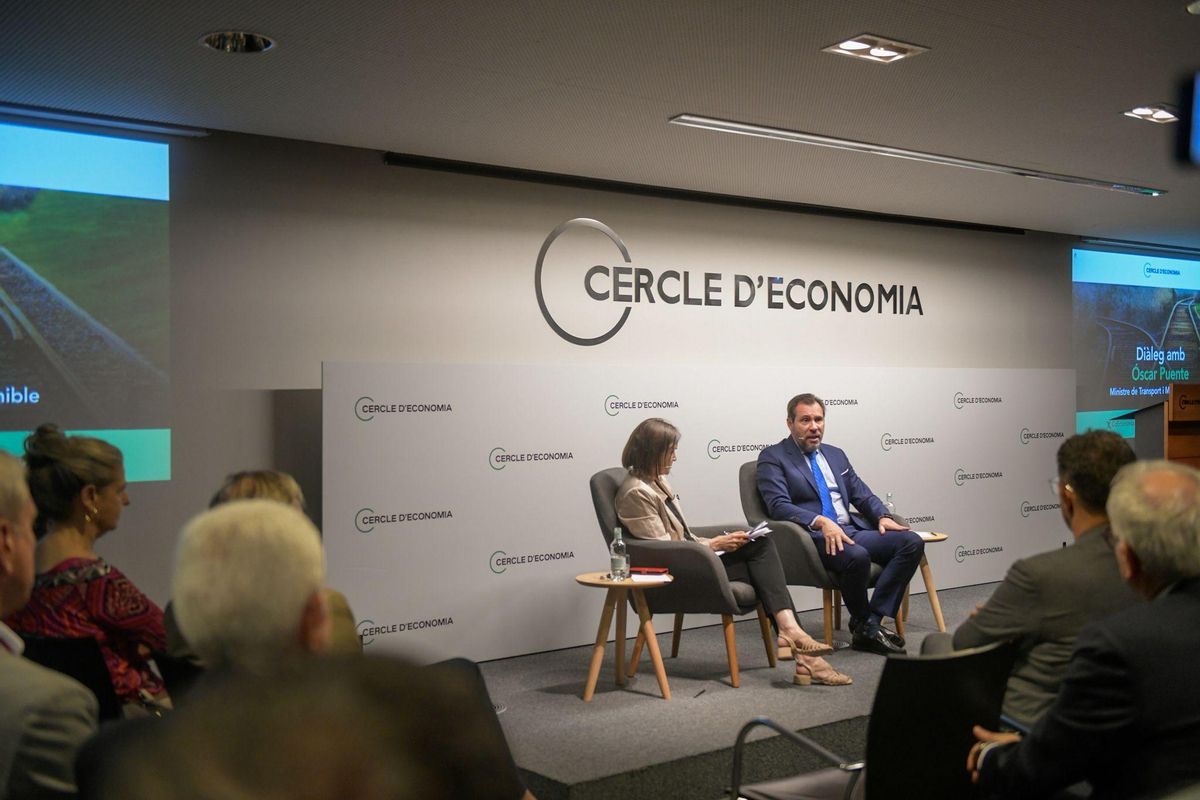La nueva presidenta del Cercle d'Economia, Teresa García-Milà, dialoga con el ministro de Transportes Oscar Puente sobre Movilidad