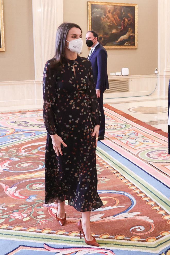 La reina Letizia recupera su vestido de estampado confeti de Massimo Dutti para una jornada de audiencias