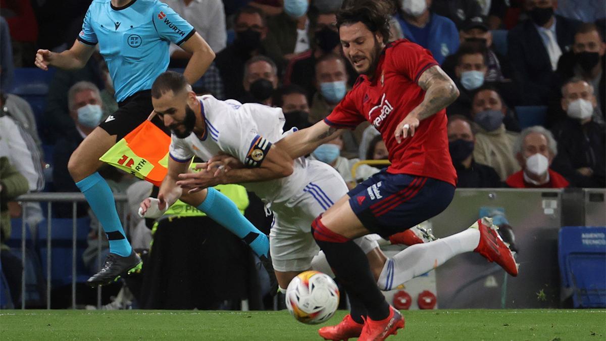 Juan Cruz, titular en El Bernabéu, pelea un balón con Benzema