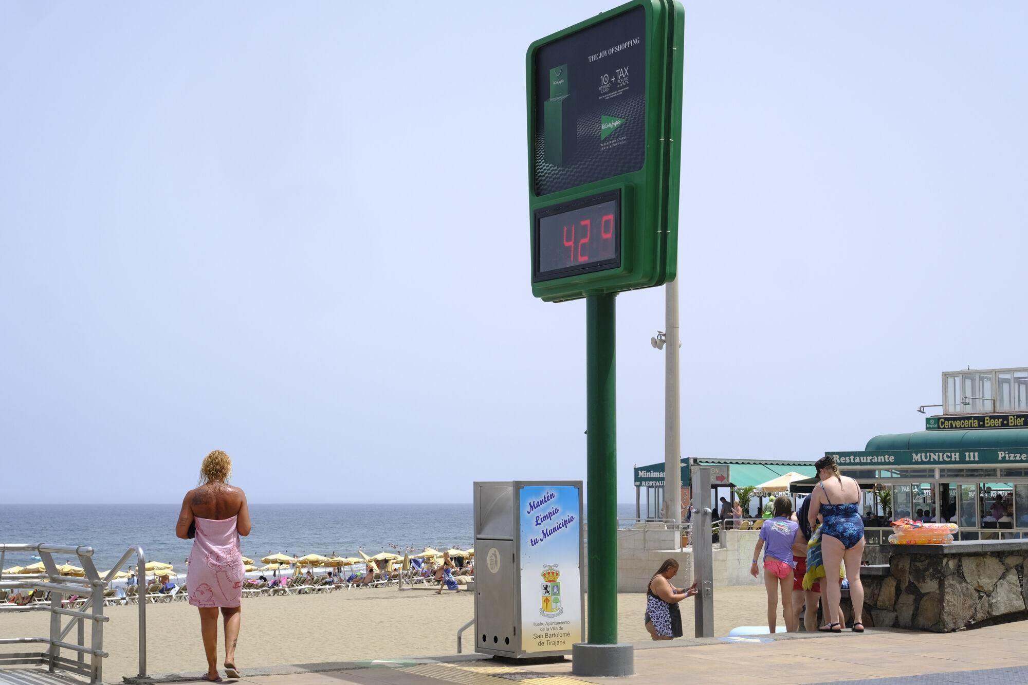 Jornada de fuerte calor en Playa del Inglés (17/07/25)