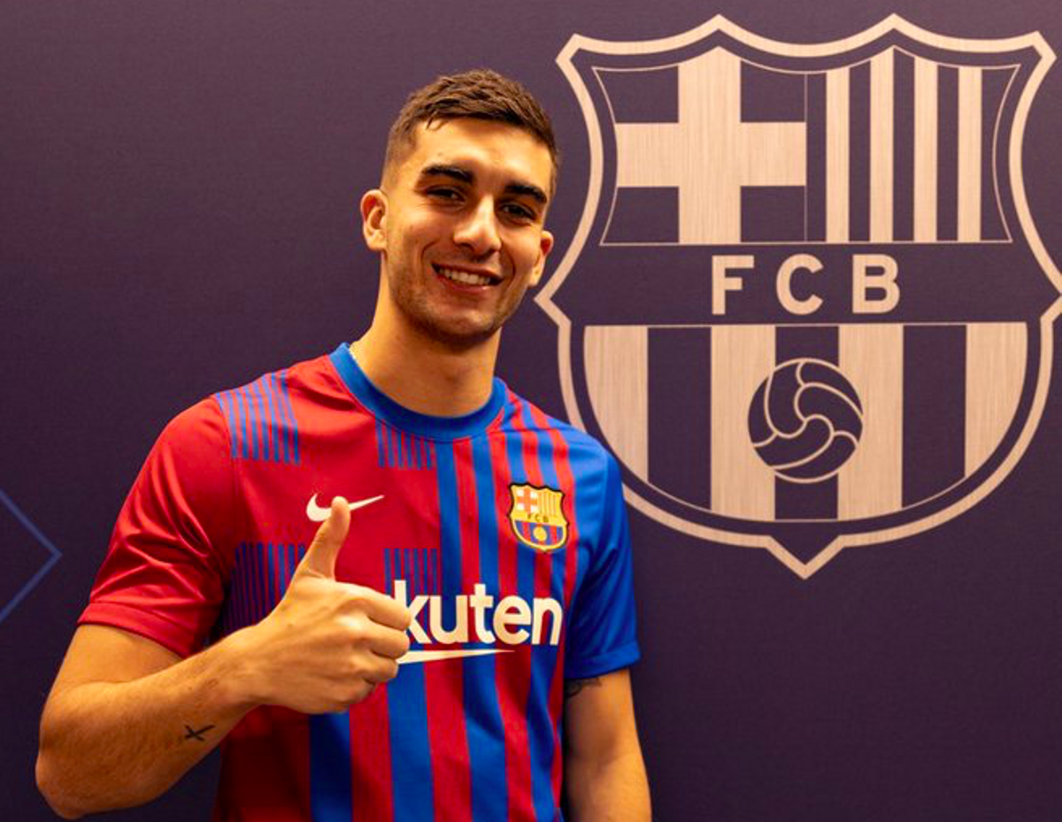 Ferran Torres posa delante de un escudo del Barça en las oficinas del Camp Nou.