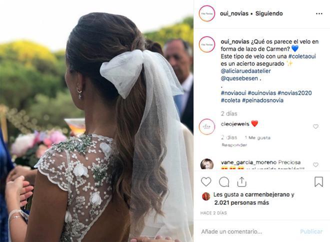 Vestido de novia de Alicia Rueda Atelier y coleta con lazo