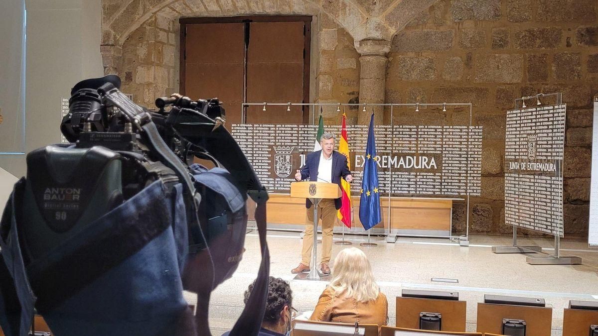 El protavoz de la Junta, Juan Antonio González, en rueda de prensa esta mañana en Mérida.