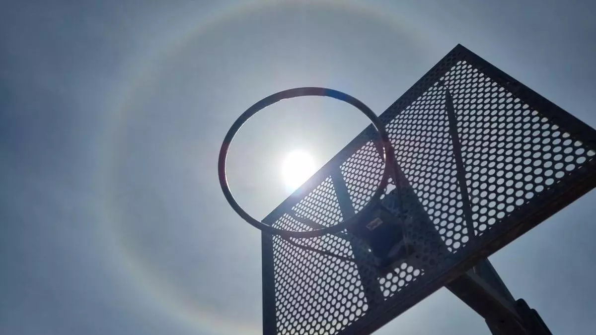Un halo solar sorprende al Val Miñor y llena las redes de imágenes del cielo