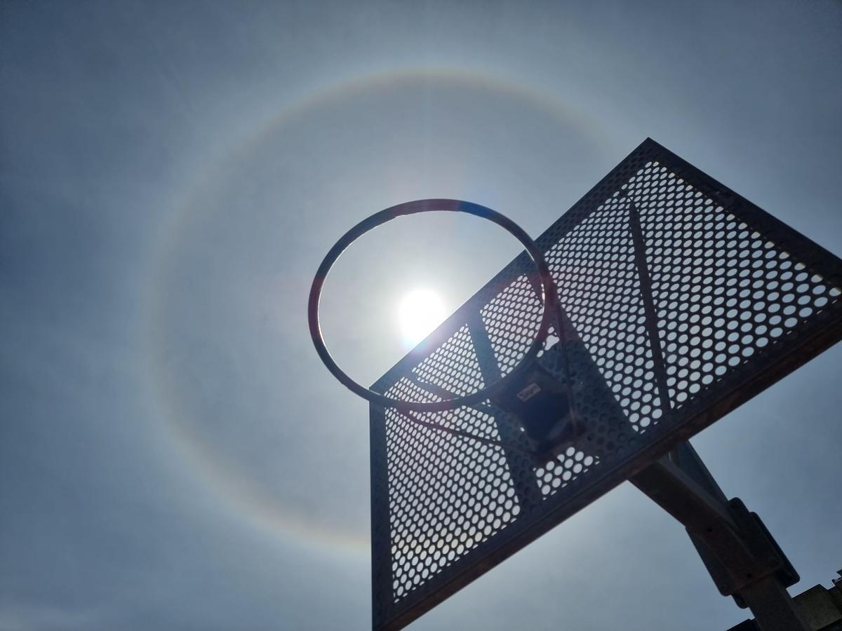 Foto del halo solar visto desde canchas de baloncesto cerca de la playa de la Concheira, en Baiona.