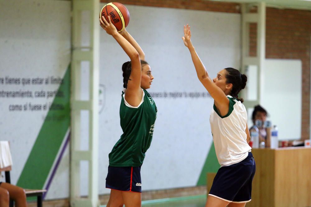 La V edición de la Liga Femenina GEAM arrancó en el Pabellón de Los Guindos de la capital con gran entusiasmo y se prolongará hasta el viernes con más de 200 jugadoras repartidas en 16 equipos