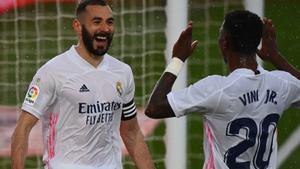 Los madridistas Benzema (i) y Vinicius celebran el gol de la sentencia ante el Eibar.