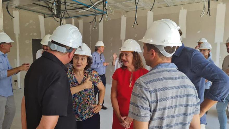 Fina Santiago y Armengol, durante su visita a las obras.