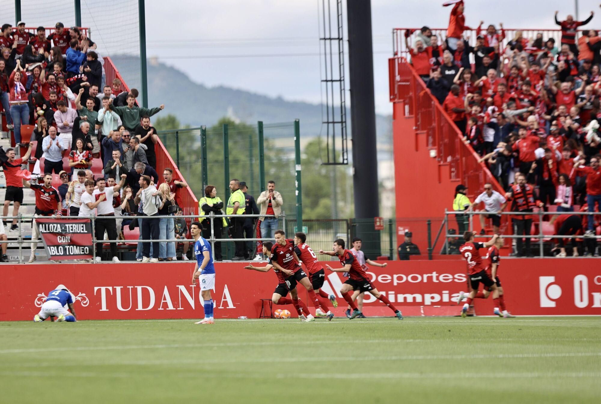 EN IMÁGENES: Ambientazo en el primer partido de la final por el ascenso a Primero entre Mirandés y Real Oviedo