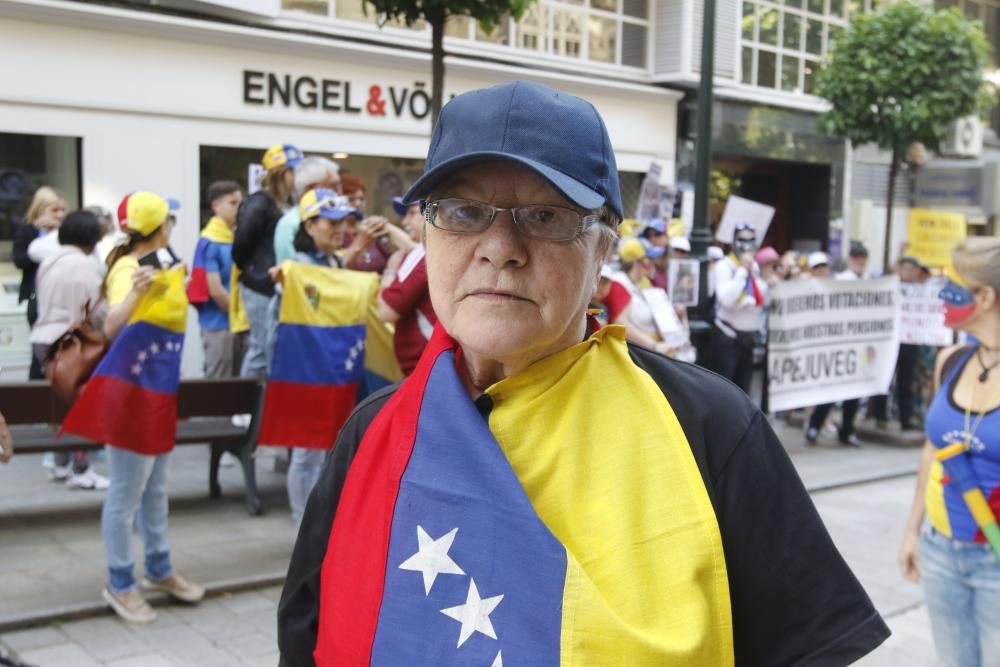 "Venezuela está luchando por su libertad" ha sido una de las consignas que se han leído esta mañana por los pensionistas venezolanos en Vigo.