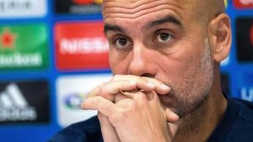 Guardiola, amb posat seriós, compareix davant els mitjans