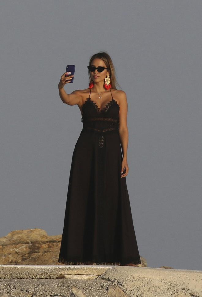 Rosanna Zanetti con vestido negro y llamativos pendientes