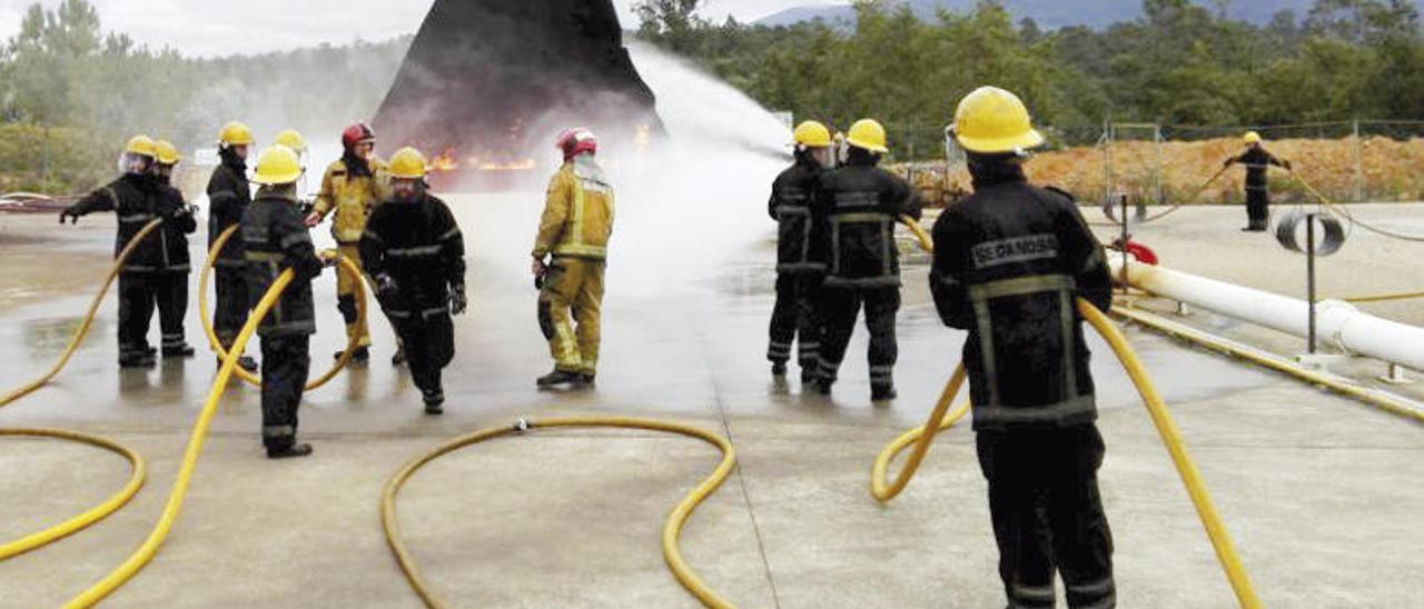 Técnicos aprenden a sofocar un incendio en un simulacro de explosión en una empresa del metal.