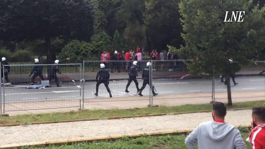 La policía carga contra aficionados del Sporting