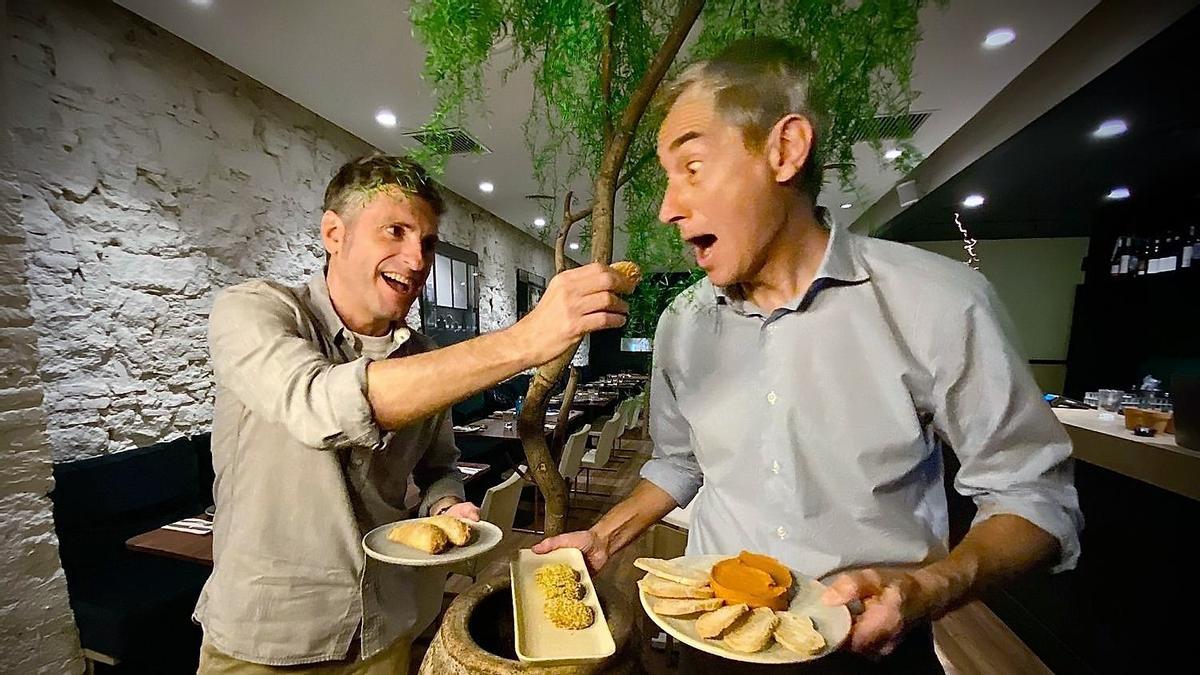 Manel Forés y Quim Viñas, en Pötstot, el restaurante vegano y sin gluten que regentan en Barcelona.