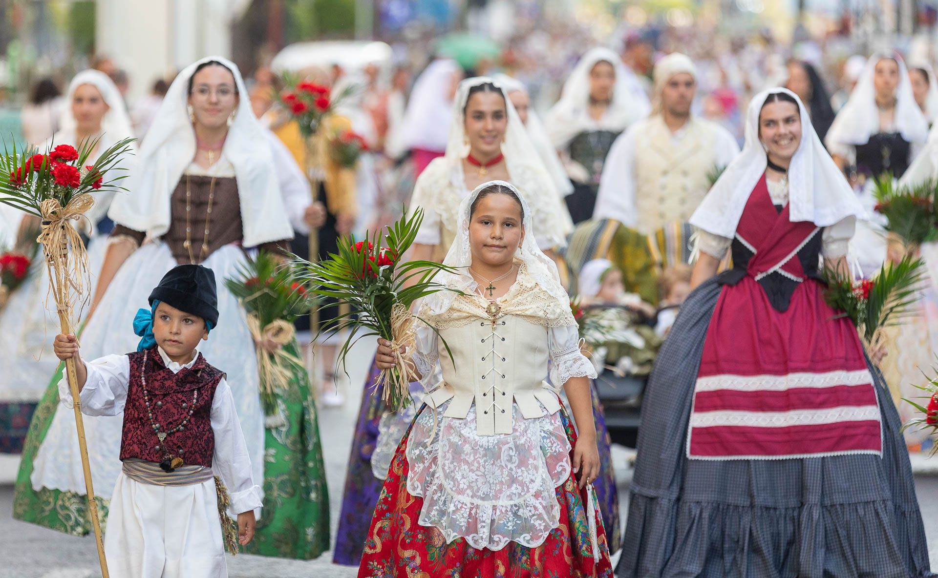 La segunda sesion de la Ofrenda de Flores a la patrona de Alicante, en imágenes