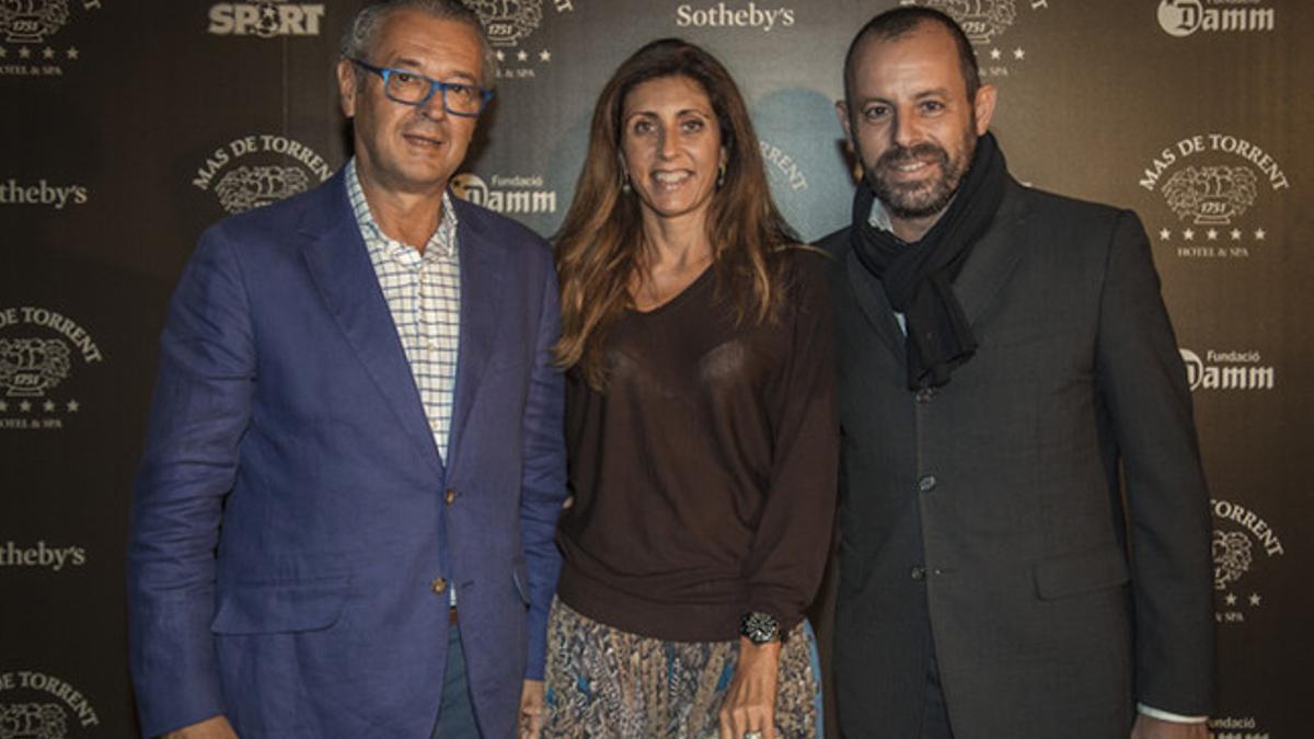 Luis Conde, junto a Sandro Rosell y su esposa