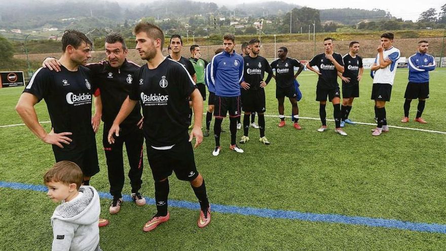 Los jugadores avilesinos, cabizbajos, con Álex Arias, Matías y Lemus (el utillero) en primer término.