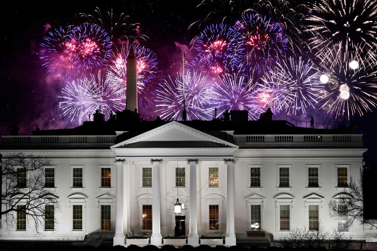 Los fuegos artificiales para celebrar la investidura del nuevo presidente de EEUU, con la Casa Blanca en primer plano.