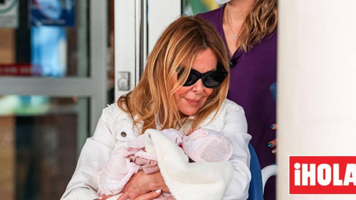 Ana Obregón saliendo del hospital de Miami tras ser madre por gestación subrogada.