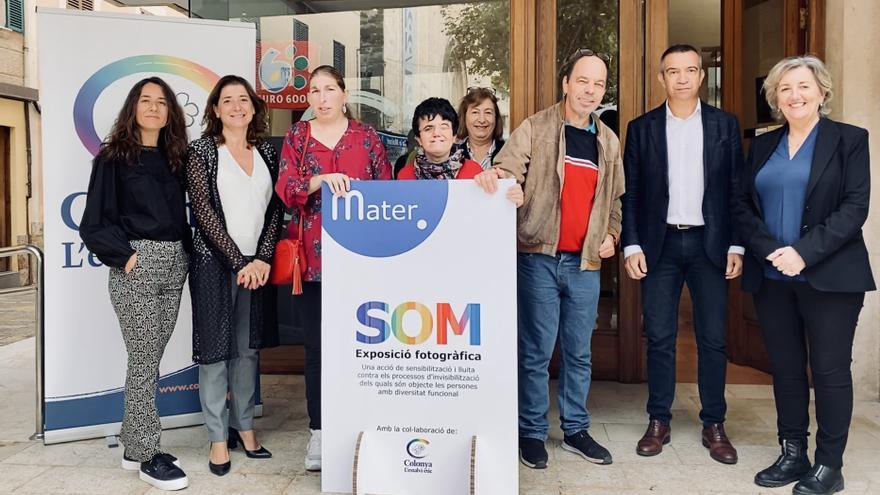 Inaugurada l’exposició de Mater, «SOM», a la seu de Caixa Colonya a Pollença