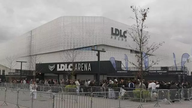 Alrededores del estadio LDLC Arena, en la localidad de Décines‑Charpieu, próxima a Lyon, donde Rosalía dará su primer concierto de la gira "LUX"