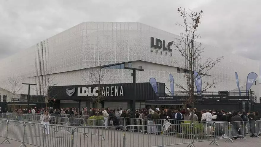 Alrededores del estadio LDLC Arena, en la localidad de Décines‑Charpieu, próxima a Lyon, donde Rosalía dará su primer concierto de la gira "LUX"